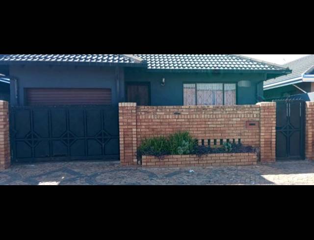 3 BEDROOM HOUSE FOR SALE IN PROTEA NORTH